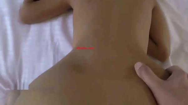 最近刚搞到手的18歳学生妹 约出来下药水路旱路双穴轮流操